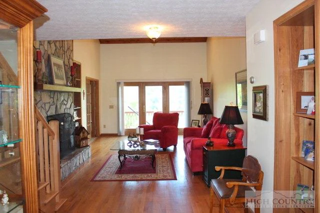 Image number 8 for the current listing