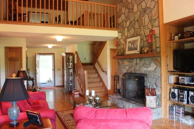 Image number 13 for the current listing
