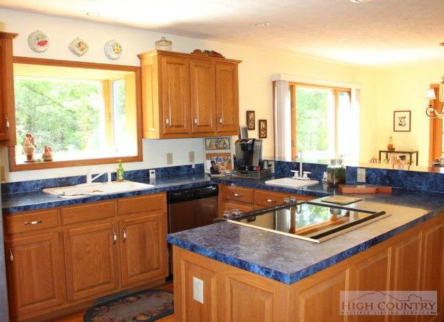 Image number 15 for the current listing