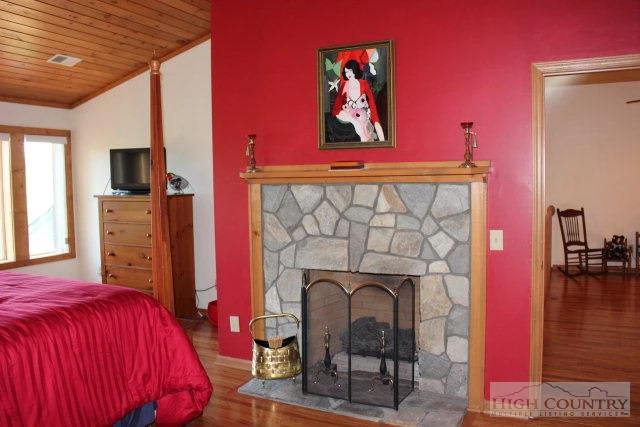 Image number 27 for the current listing