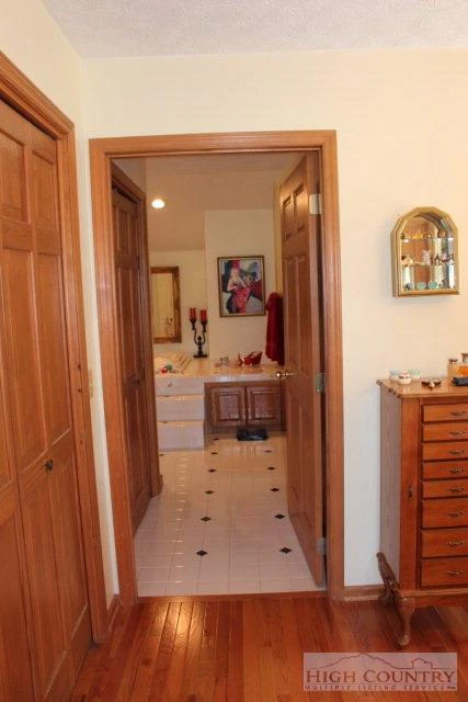 Image number 19 for the current listing