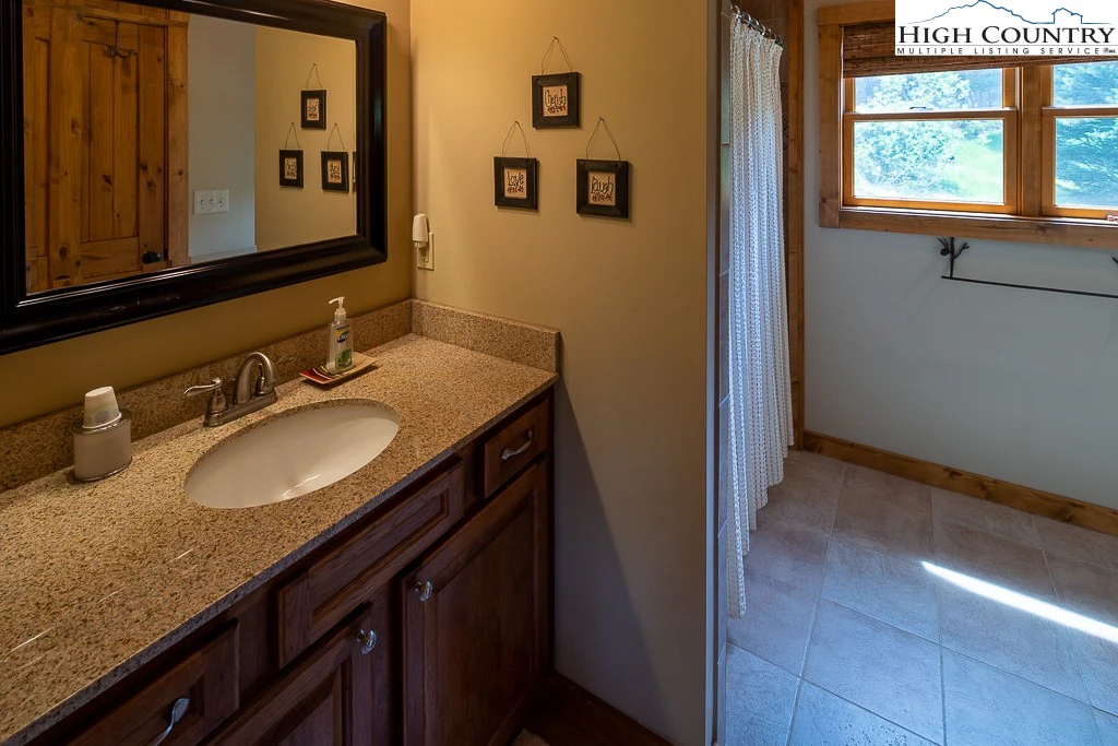 Image number 2 for the current listing