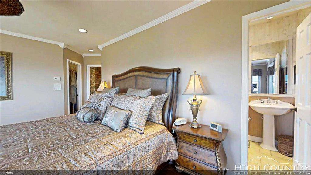 Image number 3 for the current listing