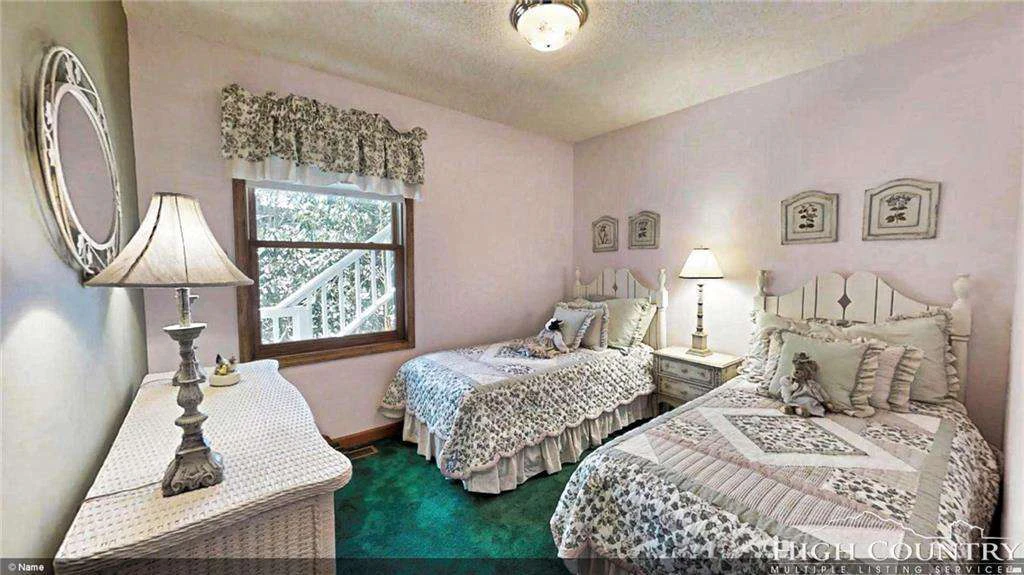 Image number 19 for the current listing