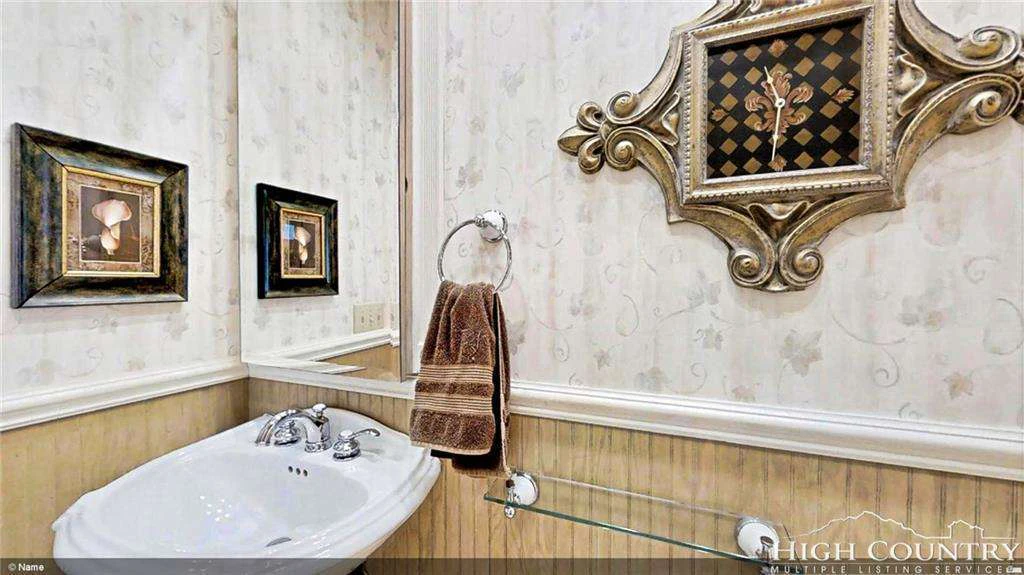 Image number 20 for the current listing