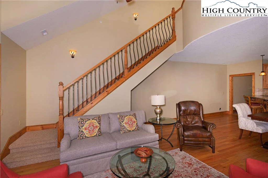 Image number 19 for the current listing
