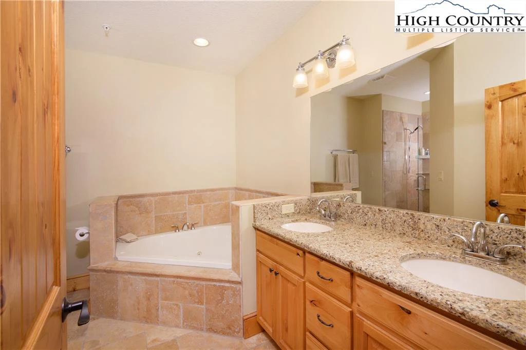 Image number 4 for the current listing