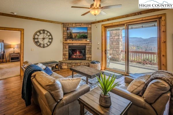 Image number 1 for the current listing