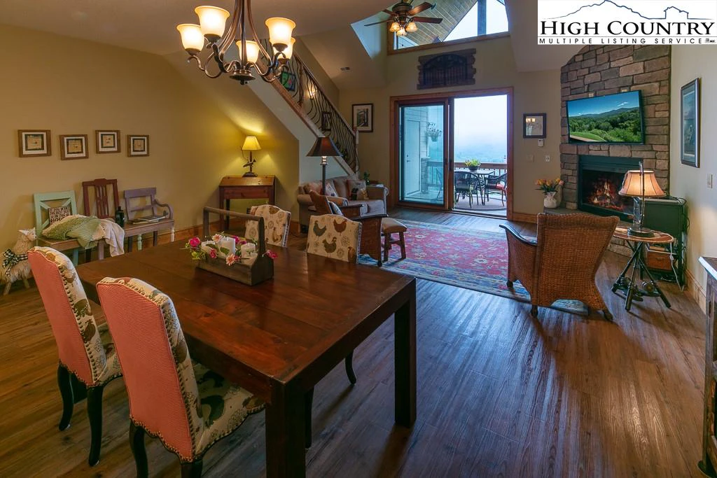 Image number 4 for the current listing