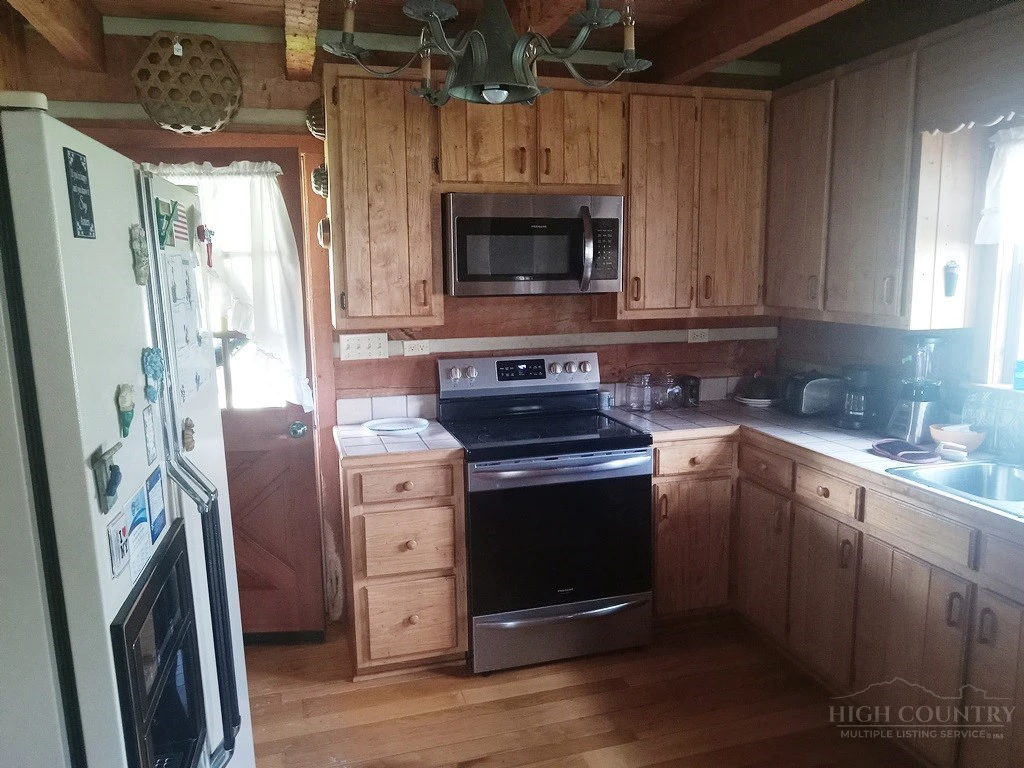 Image number 14 for the current listing