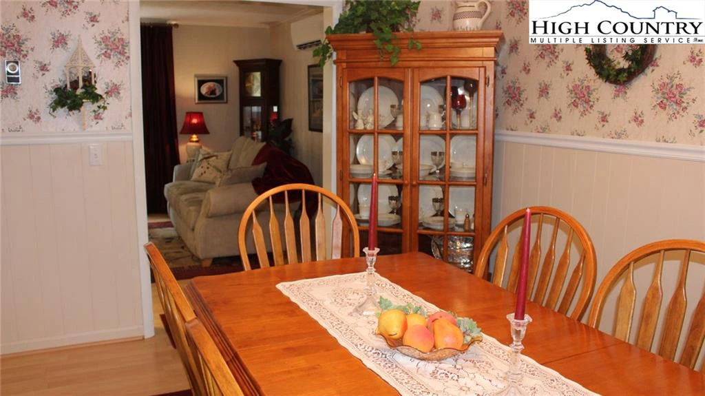 Image number 11 for the current listing