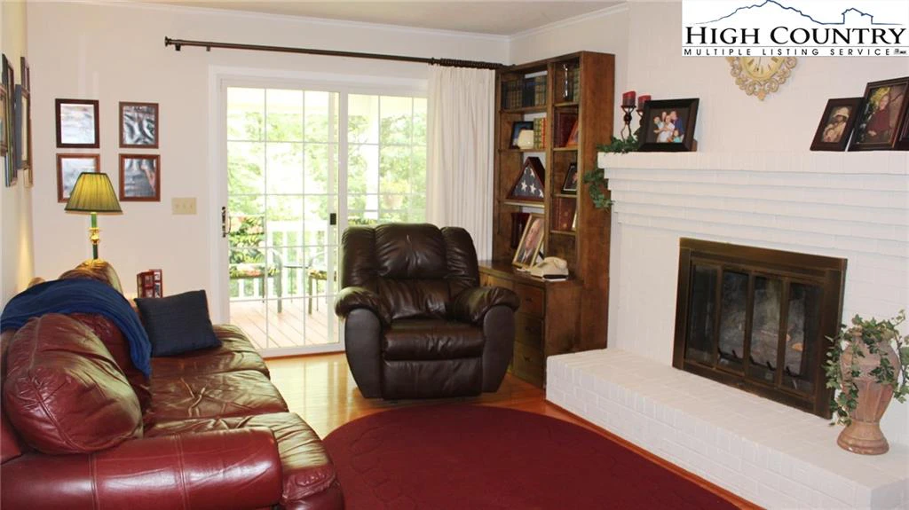 Image number 5 for the current listing
