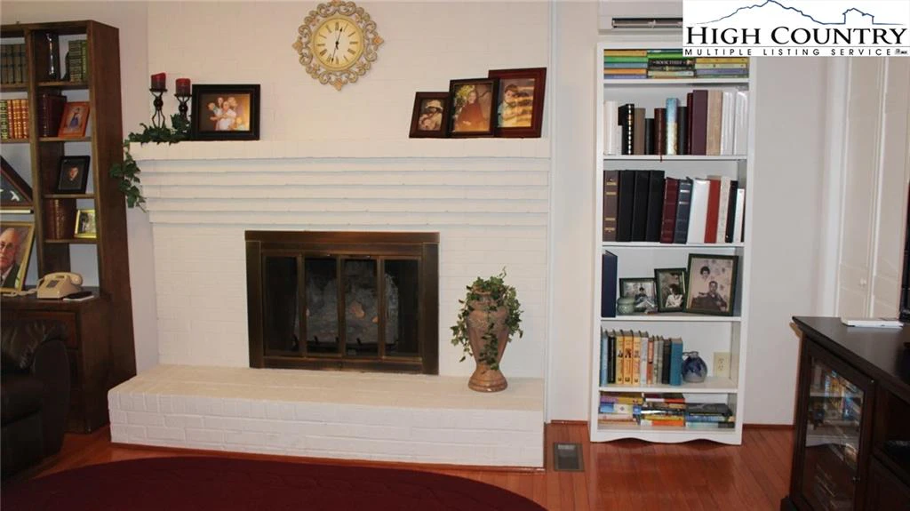 Image number 6 for the current listing