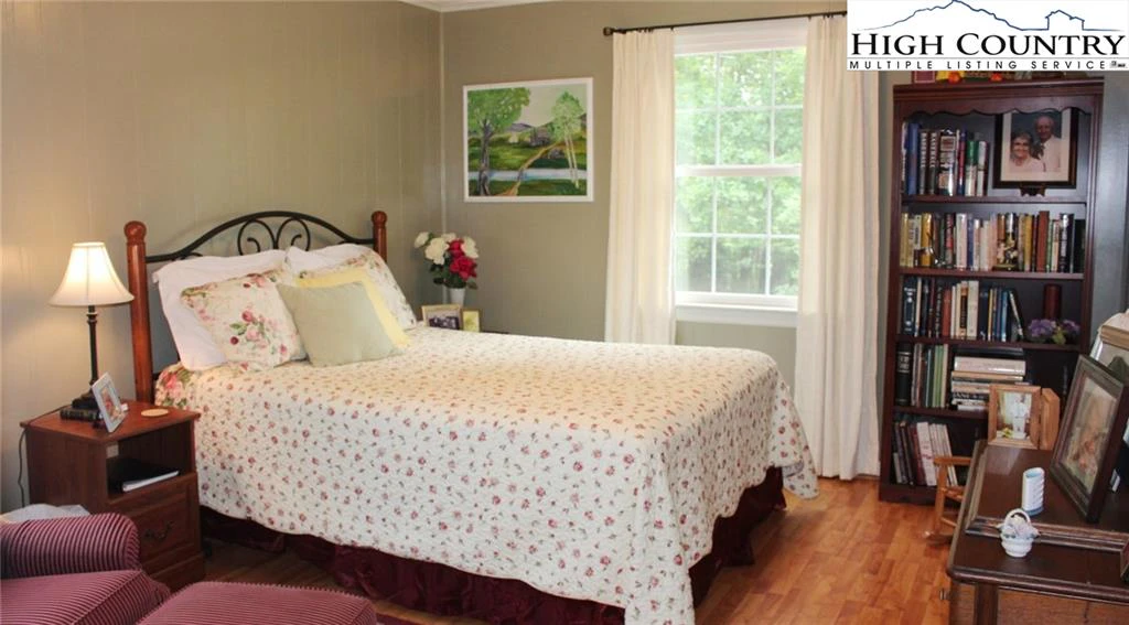 Image number 2 for the current listing