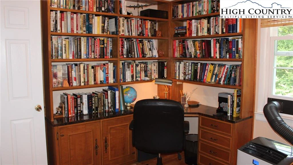 Image number 15 for the current listing