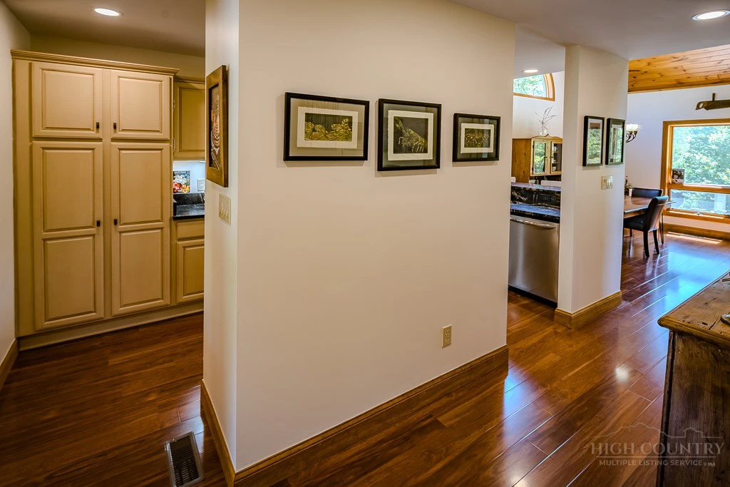 Image number 8 for the current listing