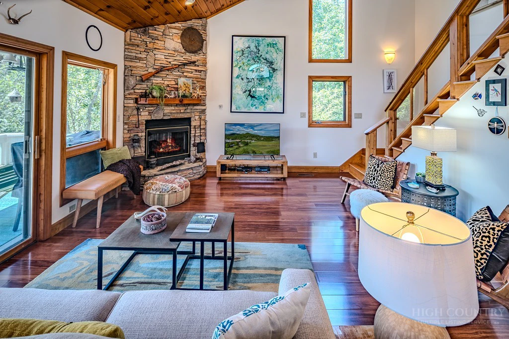 Image number 11 for the current listing