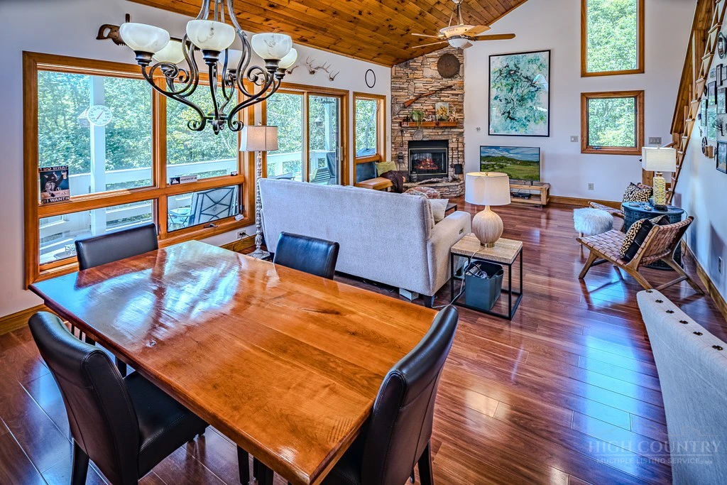 Image number 19 for the current listing