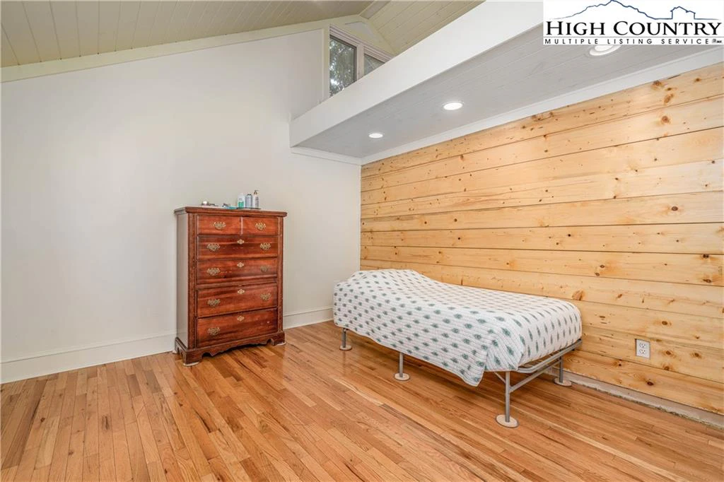 Image number 4 for the current listing