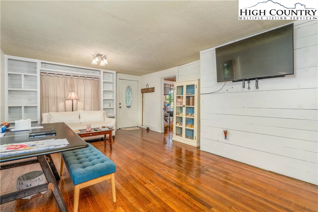 Image number 21 for the current listing