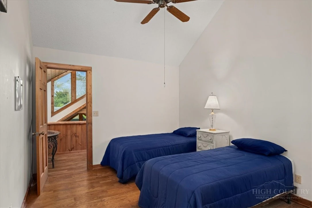 Image number 5 for the current listing