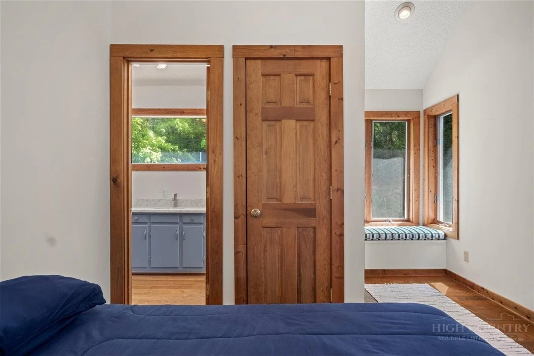 Image number 6 for the current listing