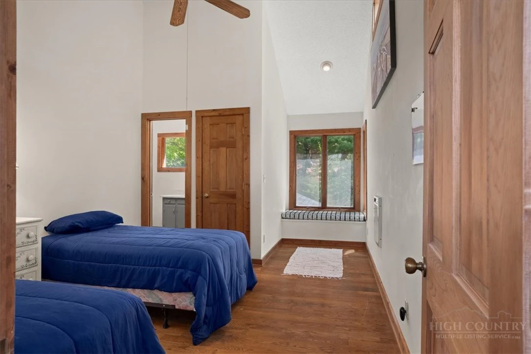 Image number 7 for the current listing