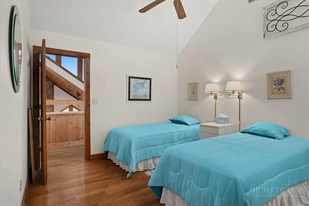 Image number 9 for the current listing