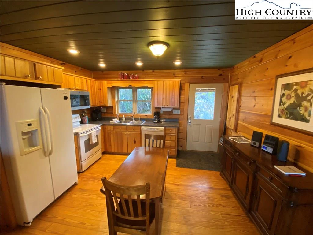 Image number 11 for the current listing