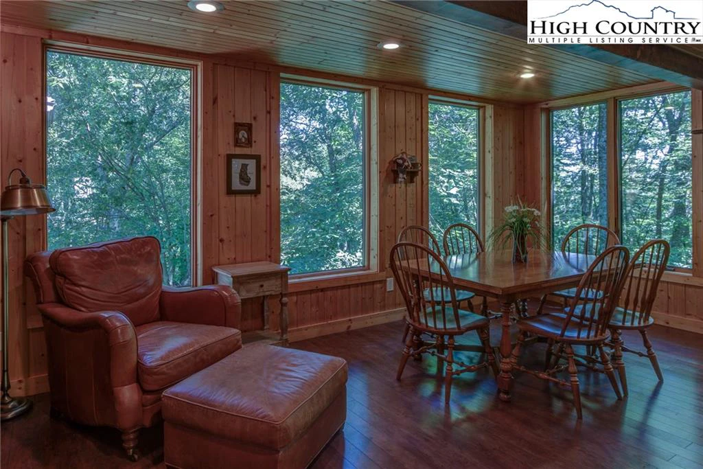 Image number 15 for the current listing