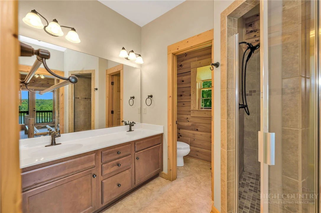 Image number 19 for the current listing