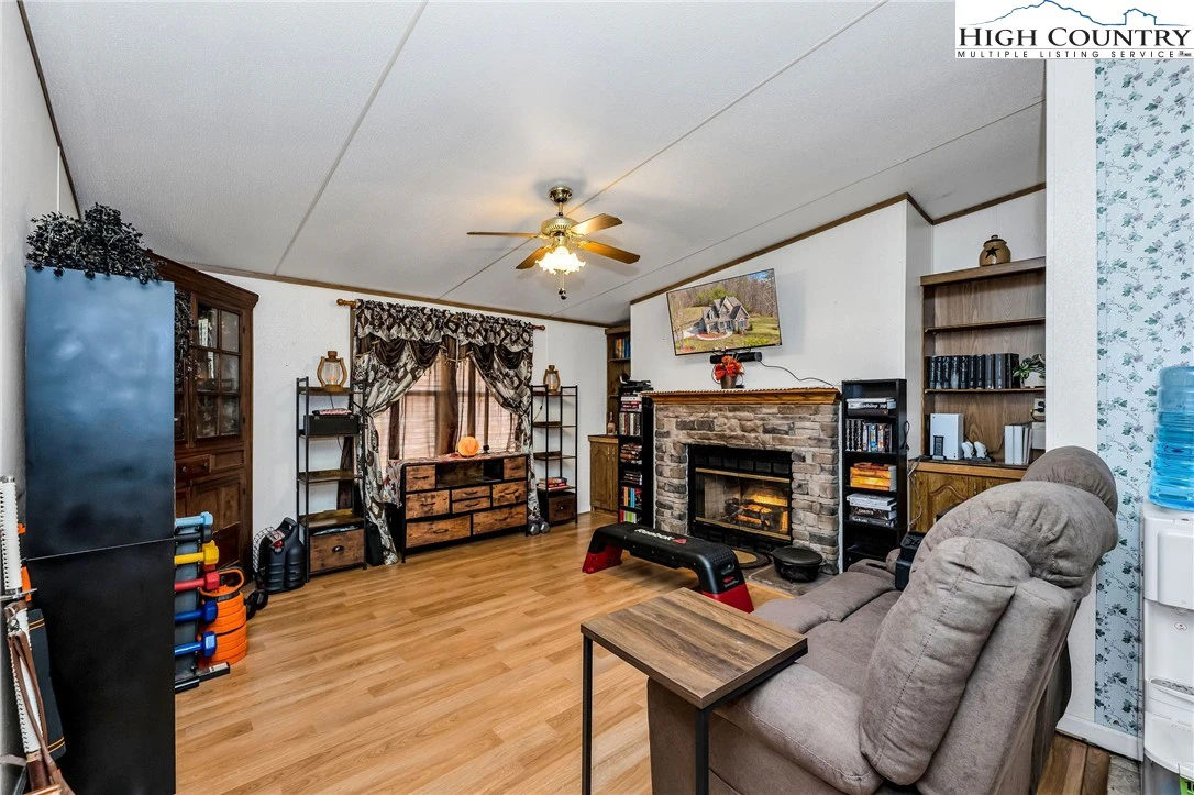 Image number 12 for the current listing