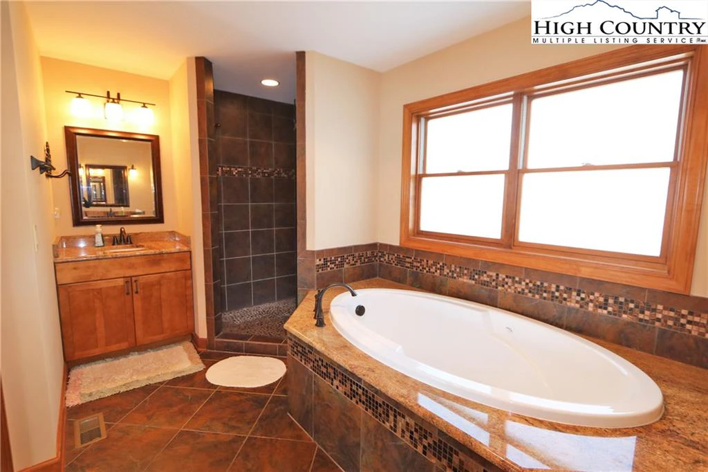 Image number 3 for the current listing
