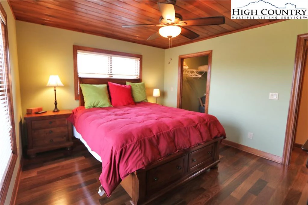 Image number 5 for the current listing