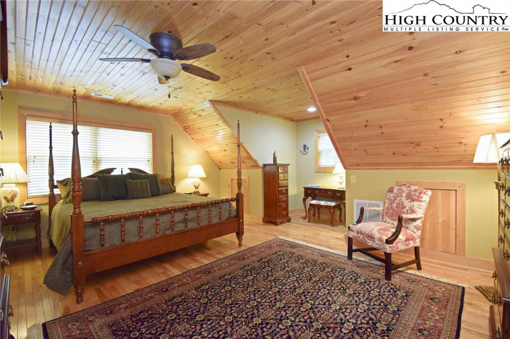 Image number 14 for the current listing