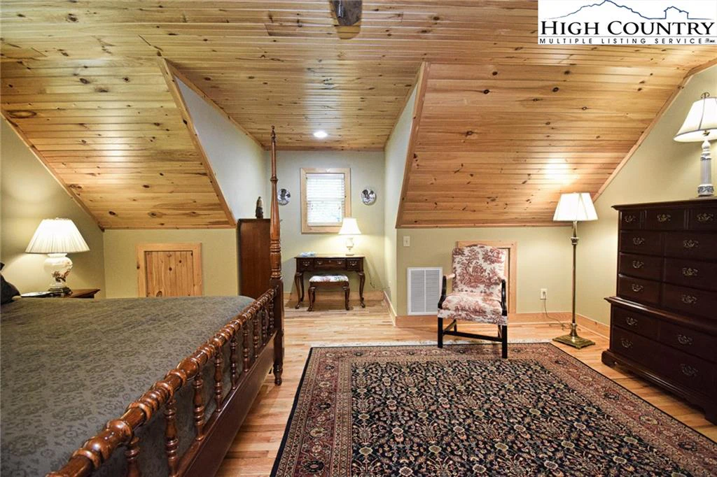 Image number 3 for the current listing