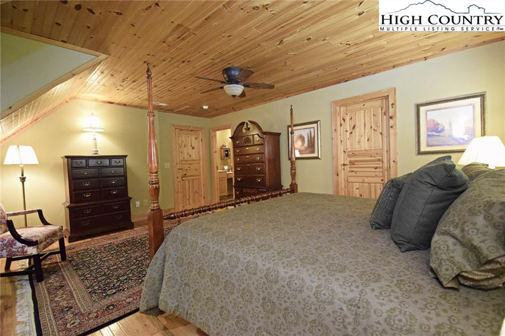 Image number 4 for the current listing