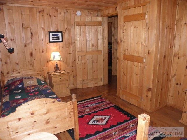 Image number 16 for the current listing