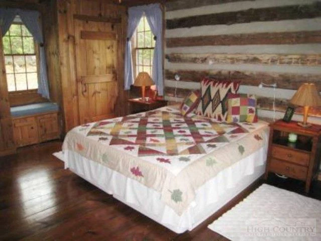 Image number 14 for the current listing