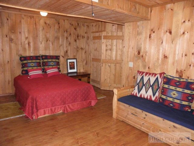Image number 19 for the current listing
