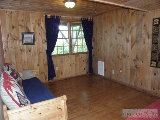Image number 18 for the current listing