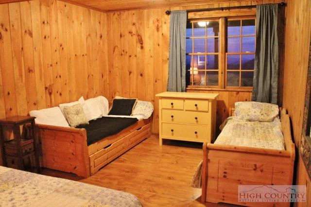 Image number 8 for the current listing