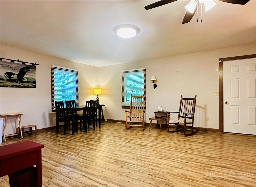 Image number 4 for the current listing