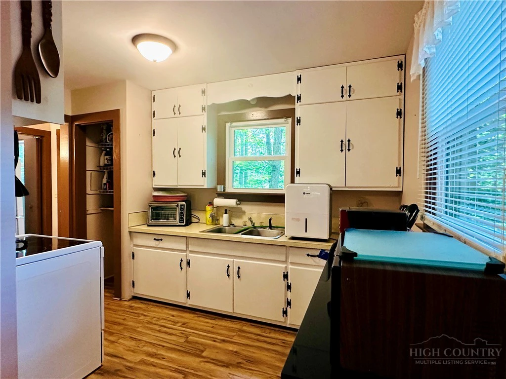 Image number 5 for the current listing