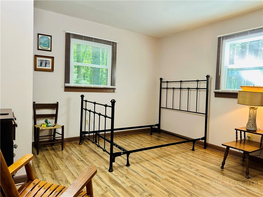 Image number 13 for the current listing