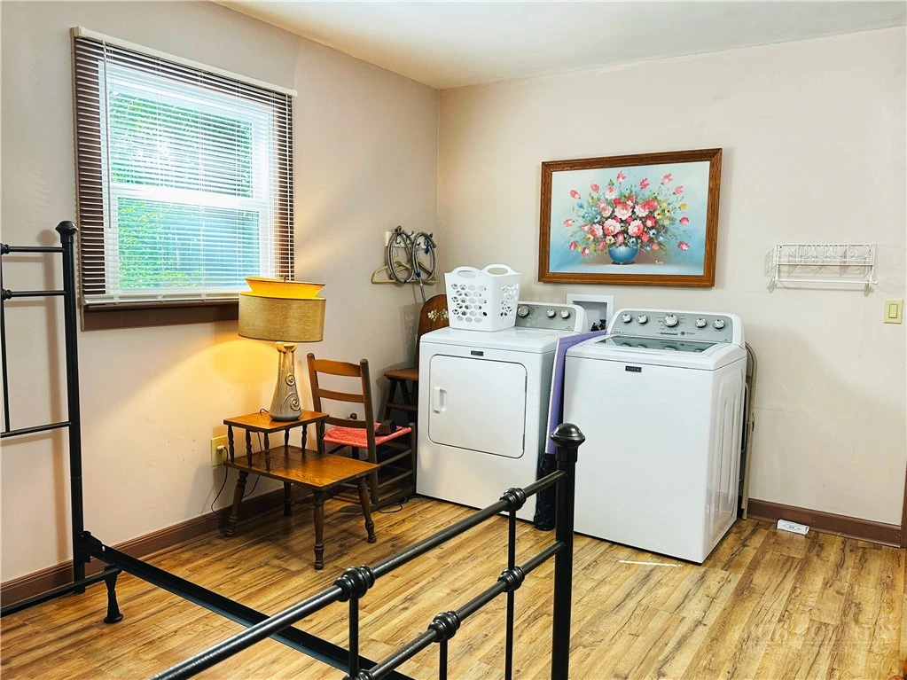 Image number 14 for the current listing