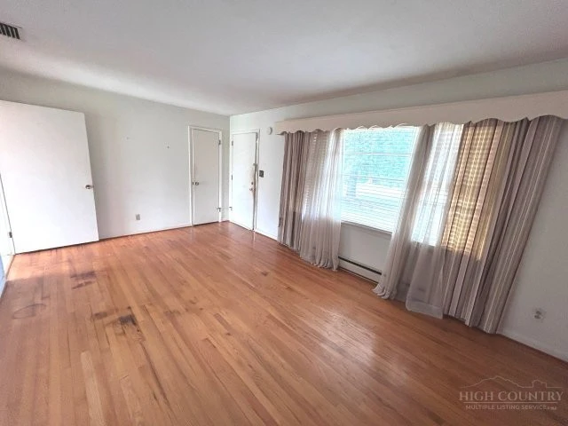 Image number 3 for the current listing