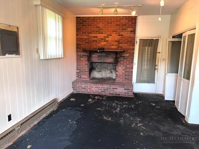 Image number 19 for the current listing