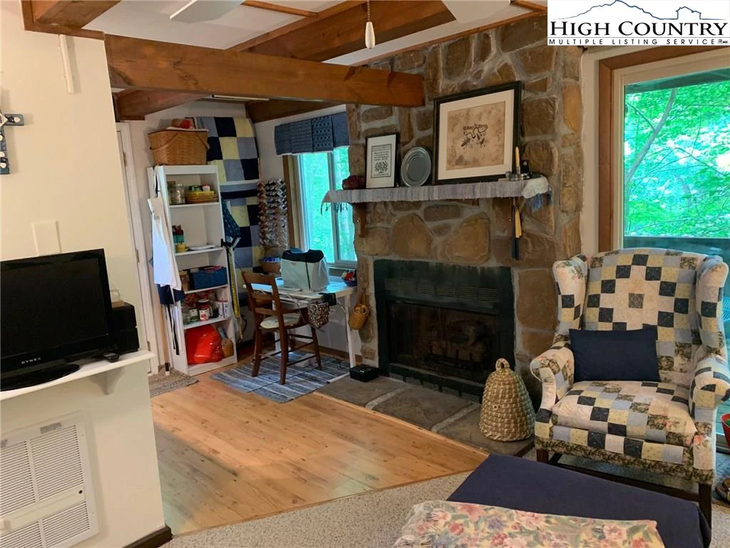 Image number 9 for the current listing