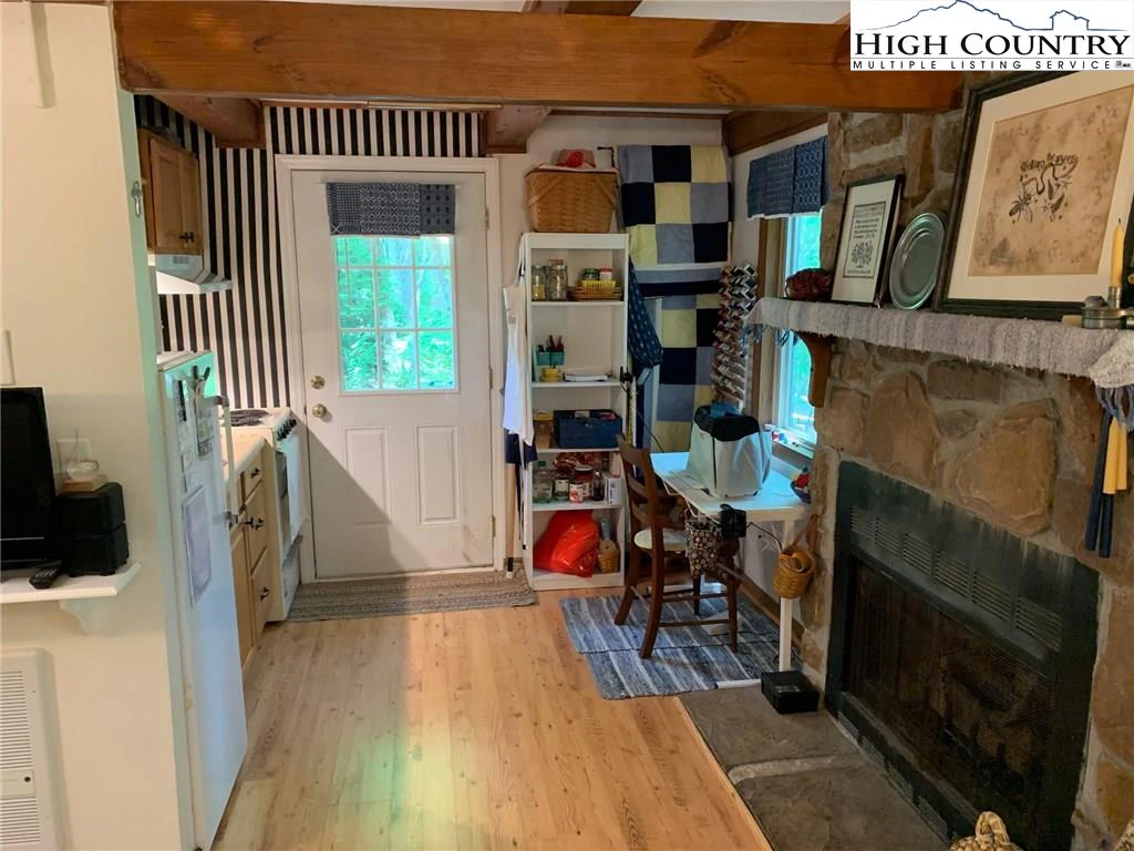 Image number 14 for the current listing